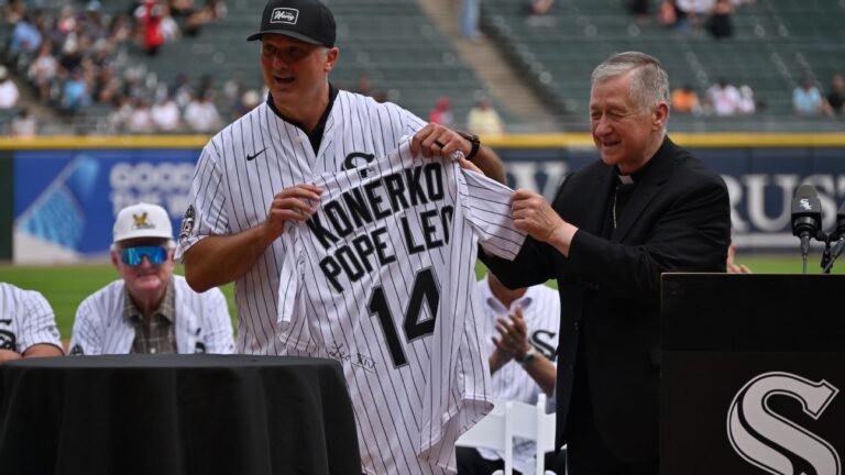 White Sox great Konerko receives gift from Pope Leo XIV