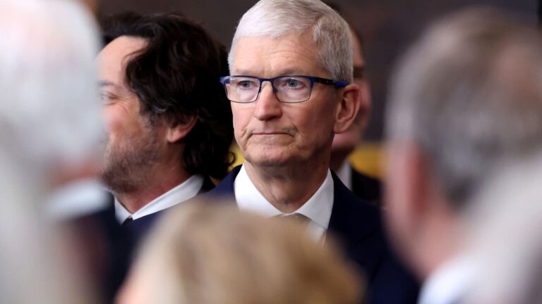 Apple has worst day since April on FTC scrutiny, Siri delay reports