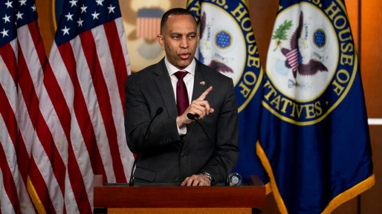 Jeffries: ICE officers assisting at airports is 'last thing' Americans need